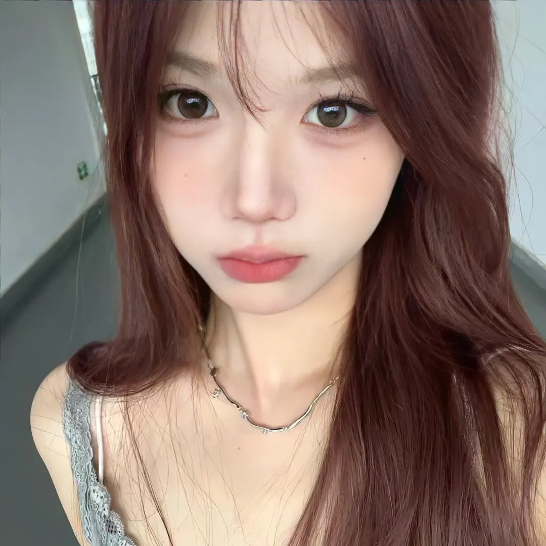 戴流苏耳环的少女